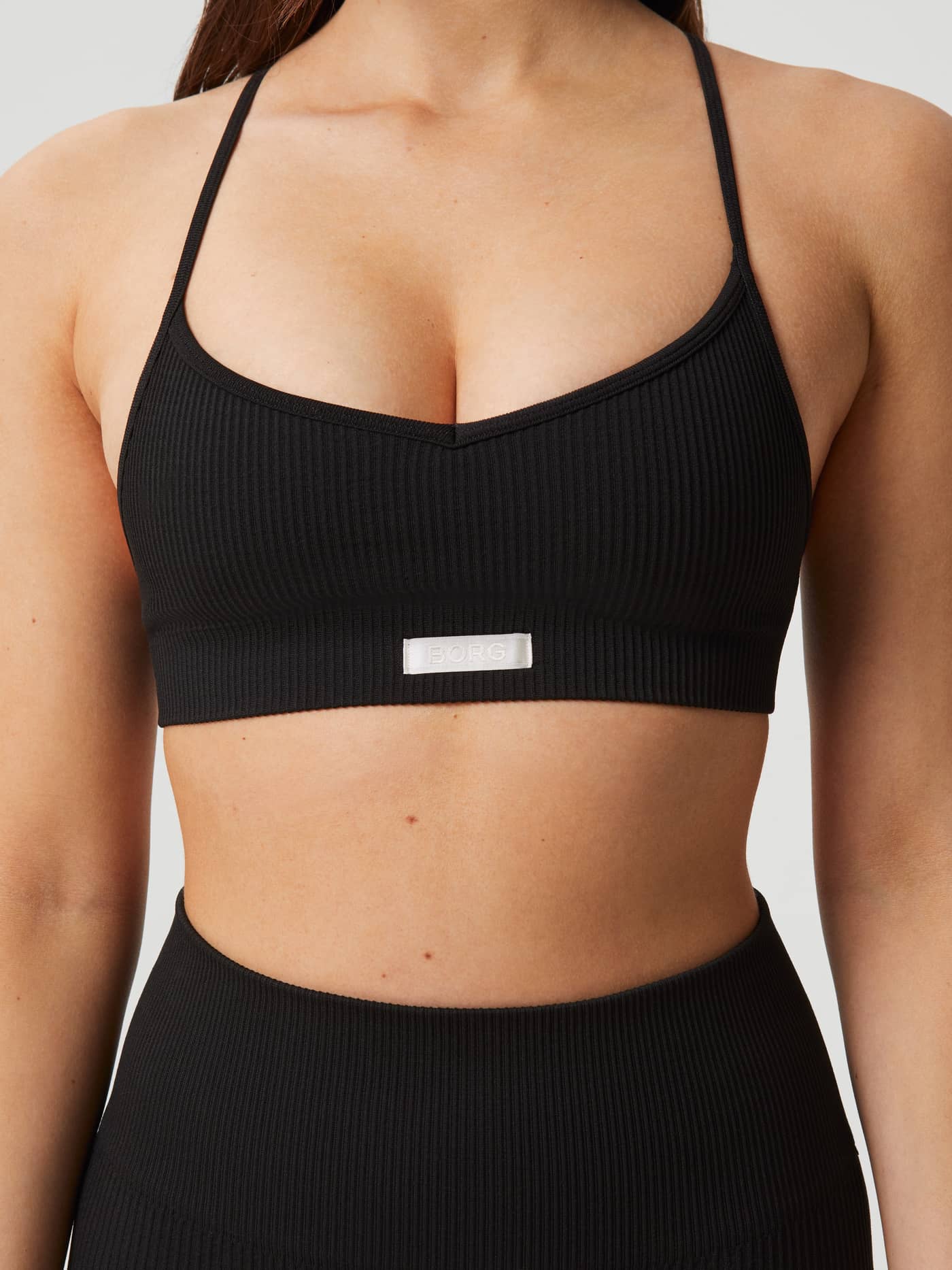 Studio Seamless Ribbed Strap Bra in Black Beauty (Zwart) met naadloze ribtextuur en wit BORG-logolabel in vooraanzicht. - Image 4