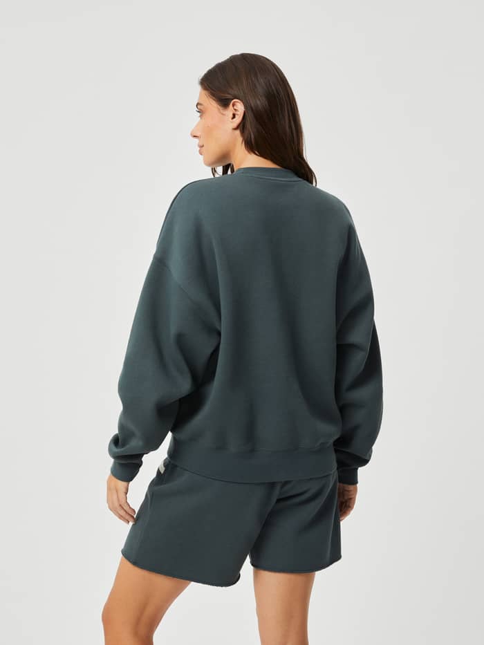 Rückansicht einer Frau im Studio Oversized Crew in Urban Chic (Grün) mit entspannter Passform und überschnittenen Schultern. - Image 2