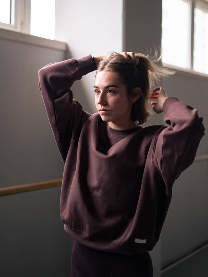 Vorderansicht eines Models im Björn Borg Studio Oversized Crew aus Baumwolle in French Toast (Braun) mit lockerer Passform. - Image 3