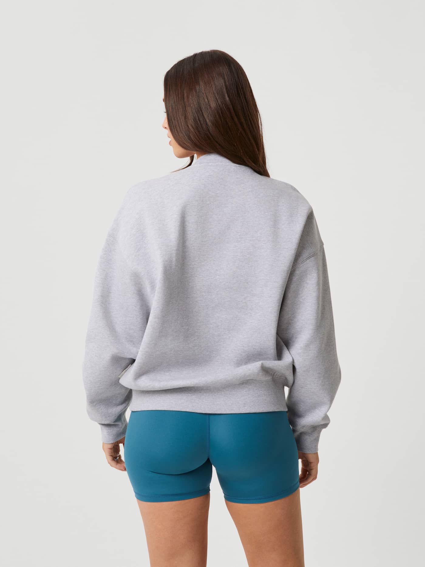 Studio Oversized Crew i Light Grey Melange (Grå) med oversized passform og senkede skuldre, sett bakfra. - Image 3