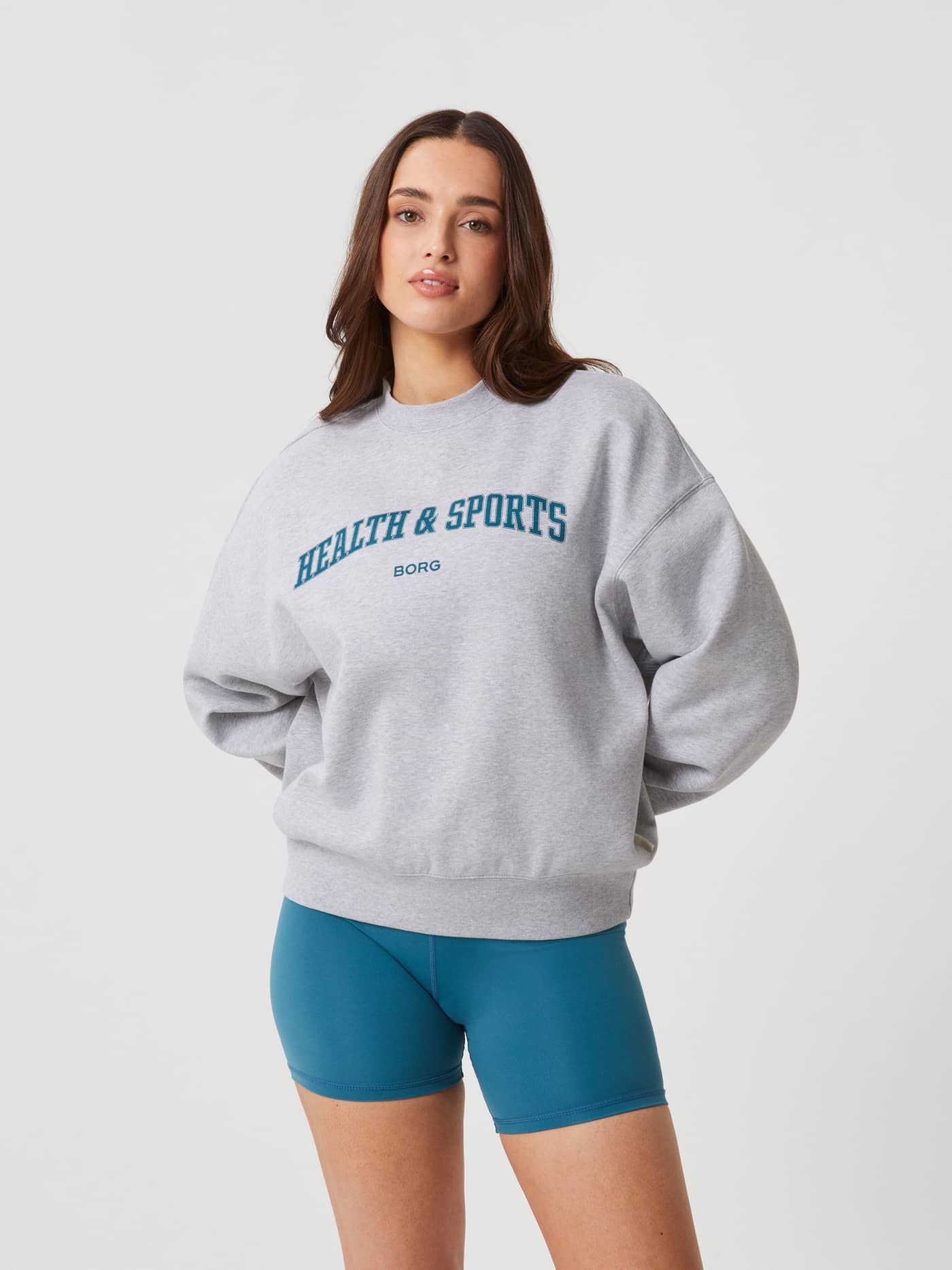 Studio Oversized Crew i Light Grey Melange (Grå) med Health & Sports-print på kvinne i oversized passform, sett forfra. - Image 2