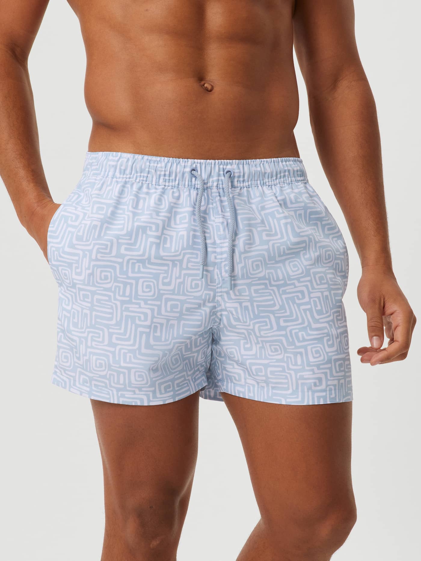 Borg Print Swim Shorts i Funky Big 1 (Blå) sedda framifrån med vitt labyrintmönster och dragsko i återvunnen polyester. - Image 1