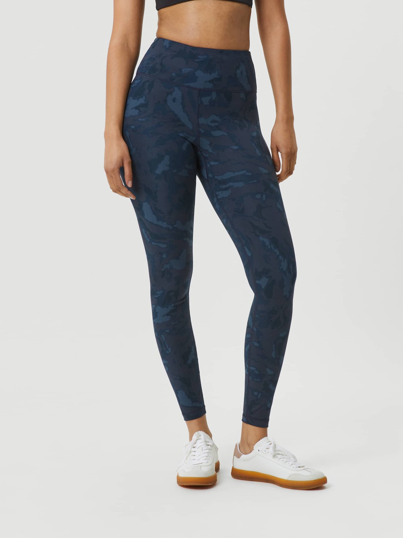 Borg Printed Tights in Navy met camouflageprint en een hoge taille voor training, getoond in vooraanzicht. - Image 2