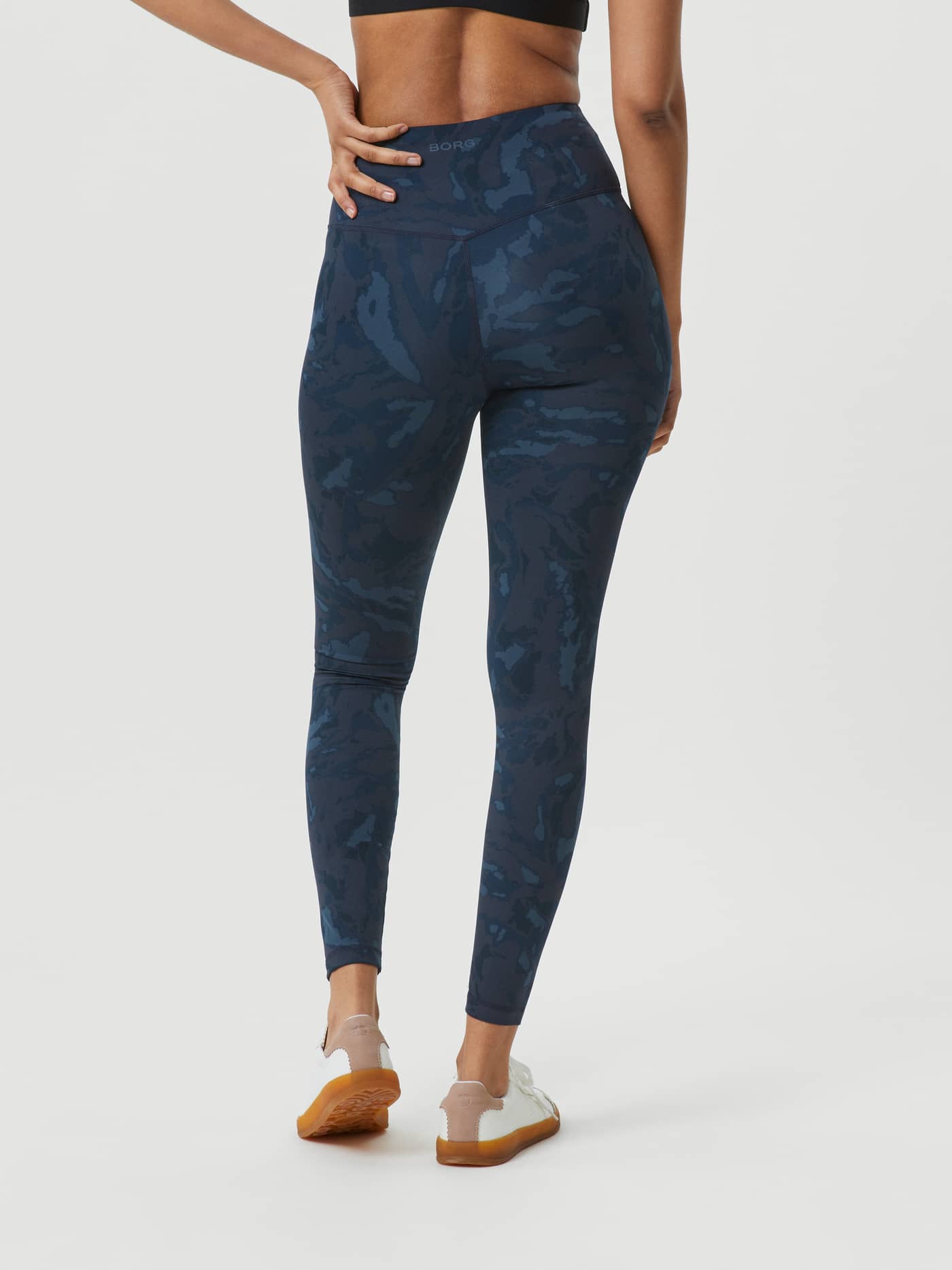 Borg Printed Tights in Navy met camouflageprint, hoge taille en ton-sur-ton logo voor training, achteraanzicht. - Image 3