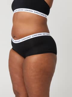 Core Logo Minishorts 2-pack i svart med hvit linning, svarte logoer og middels høy midje, sett fra siden. - Image 3