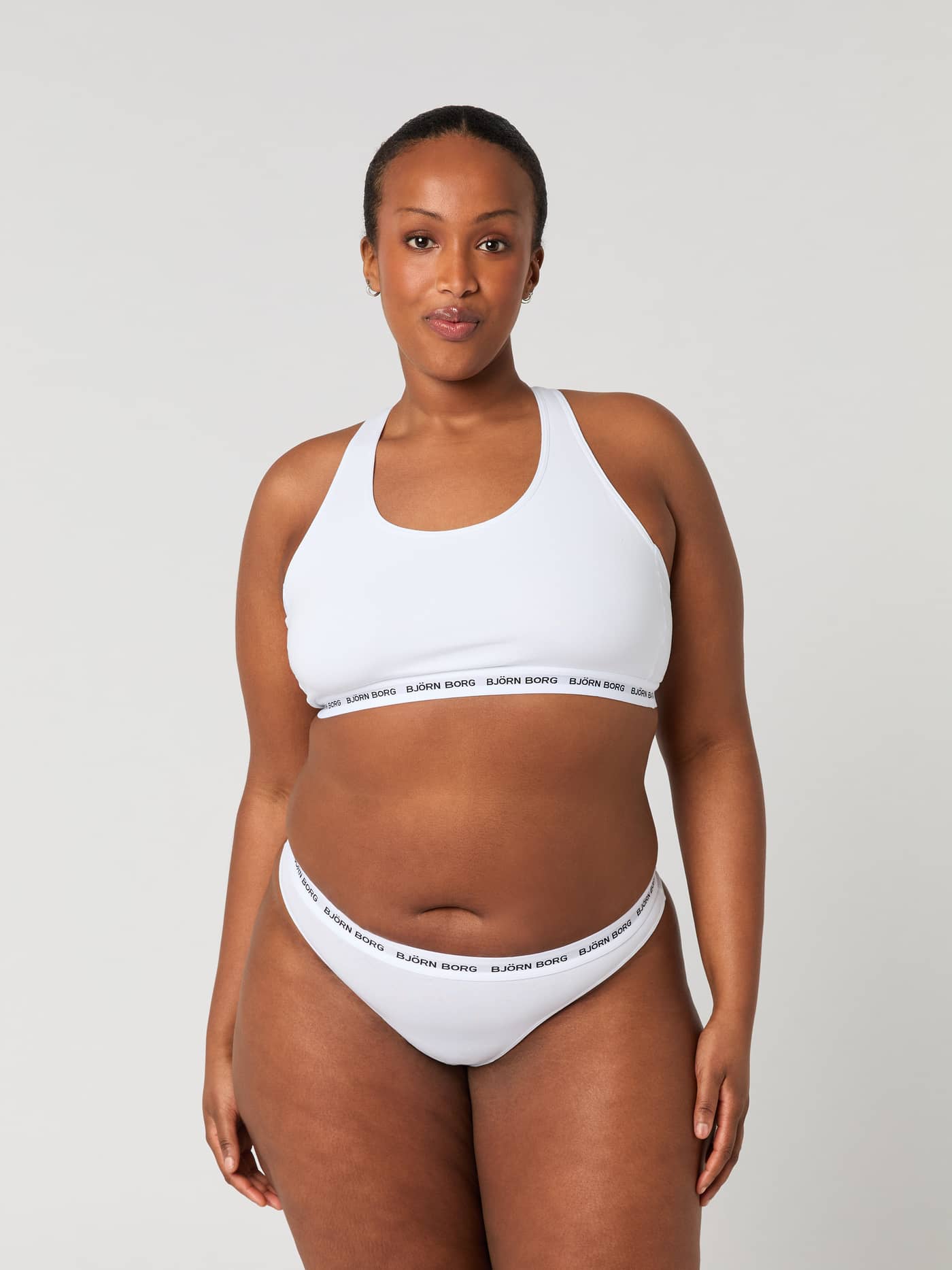 Core Logo Thong 2-pack in Wit met een zachte zwarte elastische logotailleband en comfortabele pasvorm, vooraanzicht. - Image 6