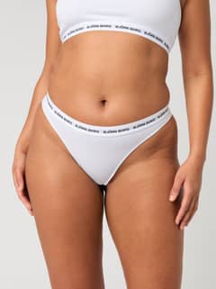 Modell i hvit Core Logo Thong 2-pack i bomullsstretch med svart logo og stilren passform, sett forfra. - Image 16