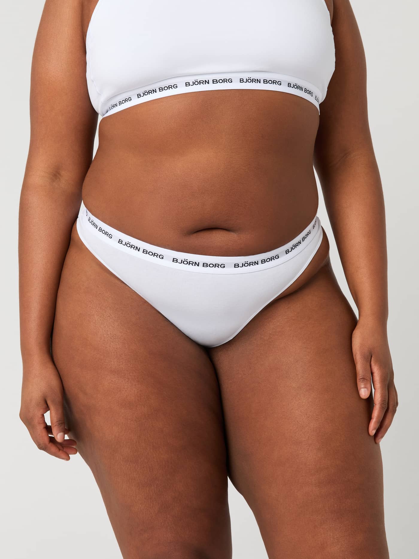 Core Logo Thong 2-pack til dame i hvit sett forfra, i myk bomullsstretch med svart linning med logo. - Image 13