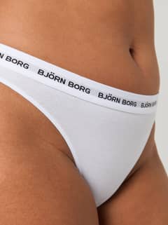 Witte Björn Borg Core Logo Thong 2-pack in zijaanzicht, van stretchkatoen met een zwarte logotailleband. - Image 8