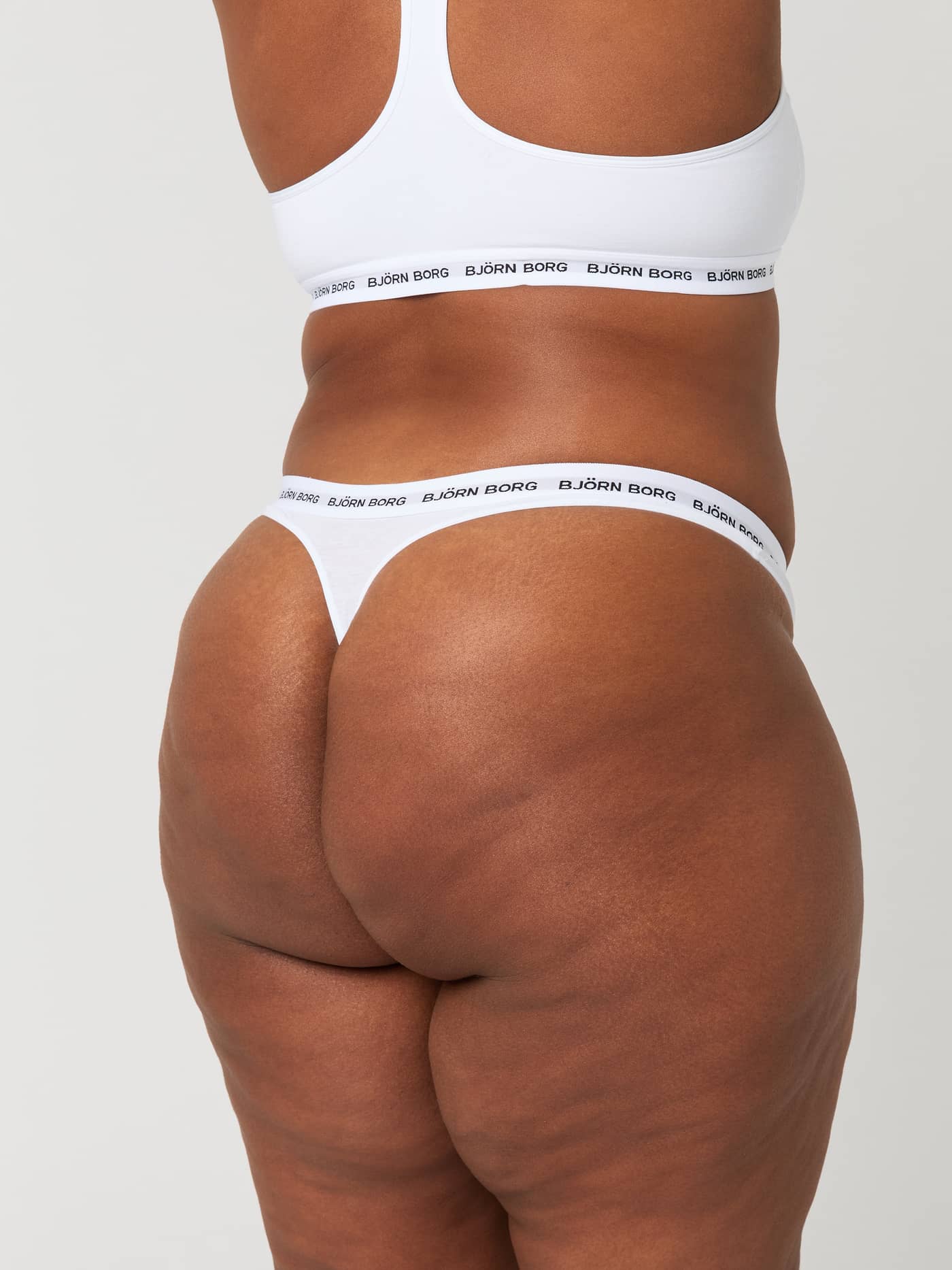 Core Logo Thong 2-pack in Wit van zacht stretchkatoen met een zwart logo en aansluitende pasvorm, achteraanzicht. - Image 7