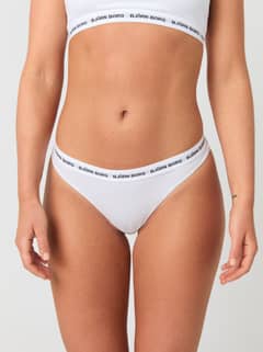 Hvit Core Logo Thong 2-pack i myk bomullsstretch med svart elastisk logolinning, sett forfra. - Image 6