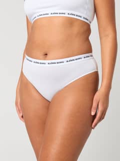 Model draagt de witte Core Logo High Waist Brief 2-pack met een flatterende pasvorm en een elastische logotailleband. - Image 8