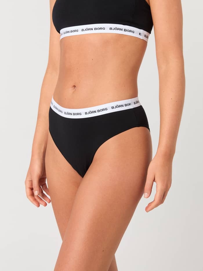 Zwarte Core Logo High Waist Brief 2-pack van katoen met een witte logotailleband, close-up van de pasvorm op een model.