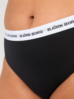 Närbild på svart Core Logo High Waist Brief 2-pack med vit resår och svarta logotyper för en smickrande passform. - Image 6