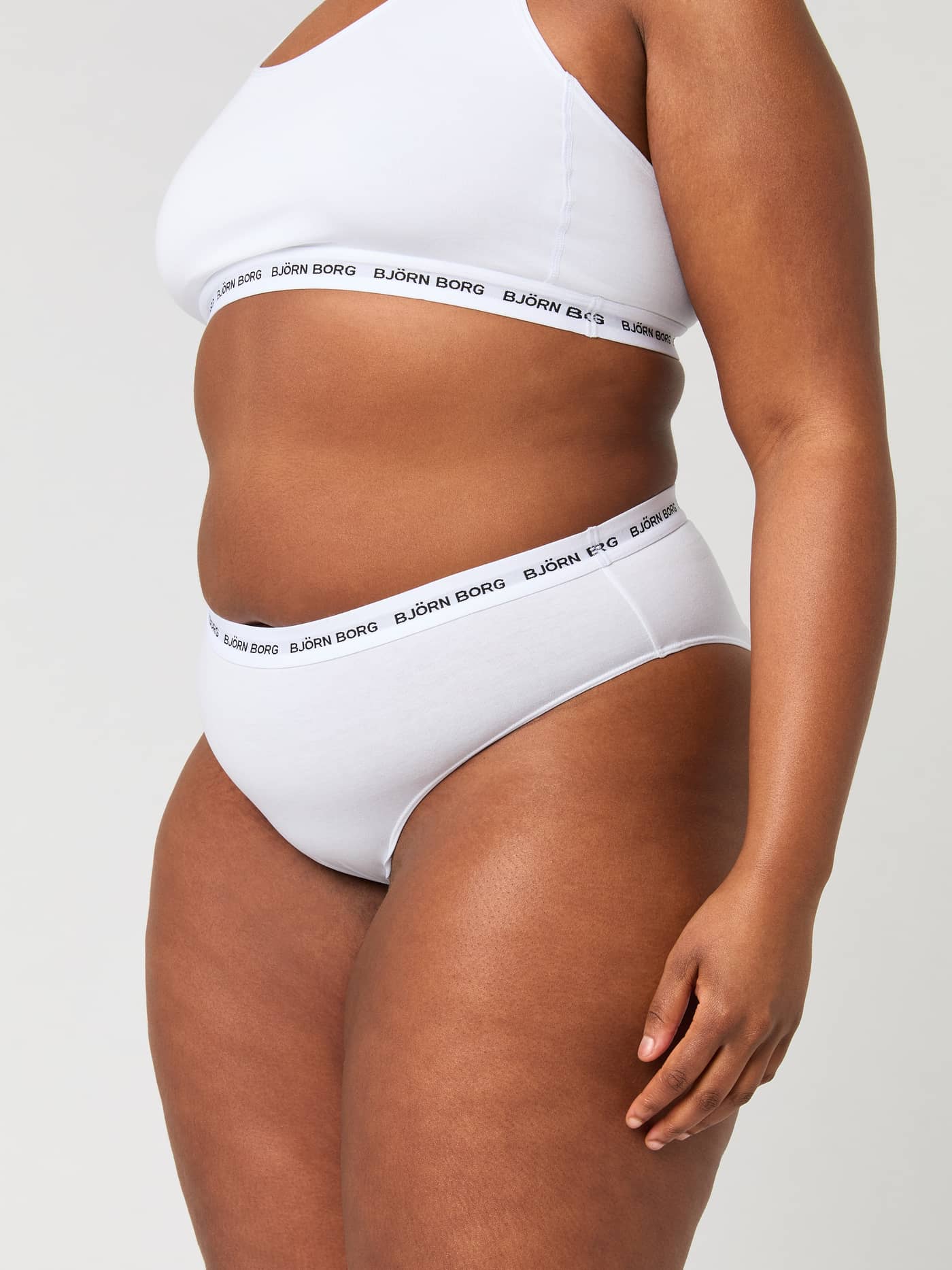 Witte Core Logo High Waist Brief 2-pack van zacht stretchkatoen met een zwarte logotailleband, zijaanzicht. - Image 4