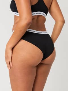 Sedd bakifrån på en modell i White / Black (Svart) Core Logo High Waist Brief 2-pack i bomull med smickrande hög midja. - Image 5