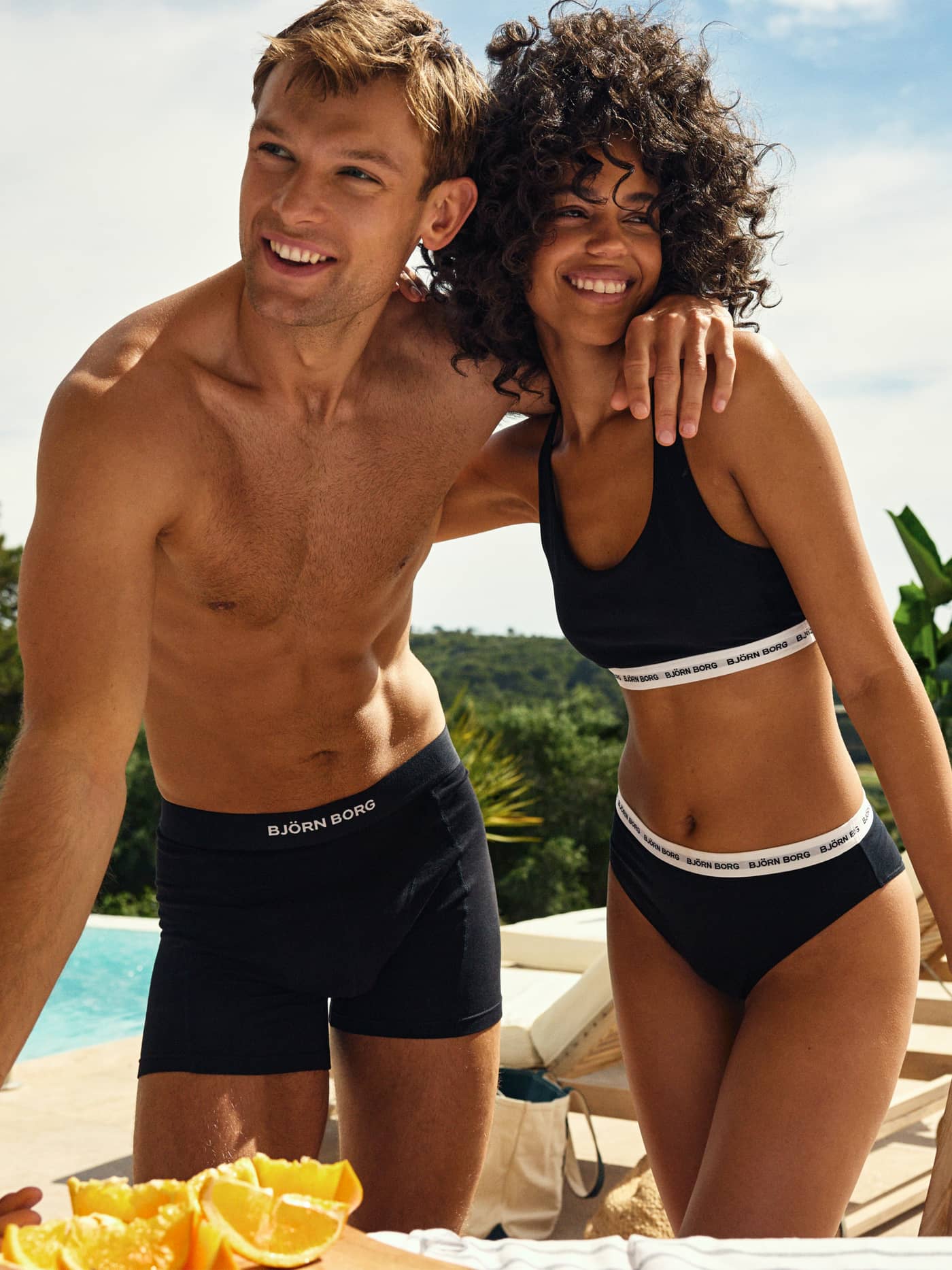 Core Logo High Waist Brief 2-pack i Black (Sort) i bomuld med hvid logolinning på en kvinde set forfra ved en pool. - Image 18