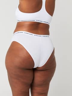 Witte Core Logo High Waist Brief 2-pack in achteraanzicht met een flatterende pasvorm en zwarte logotailleband. - Image 5