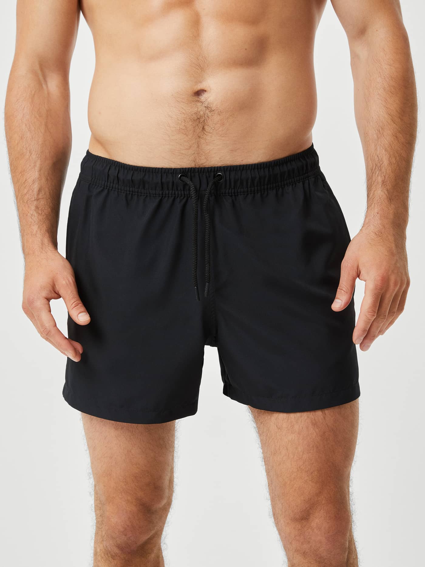 Borg Solid Swim Shorts i Black Beauty (Sort) set forfra på en mand med en justerbar snøre i taljen. - Image 2
