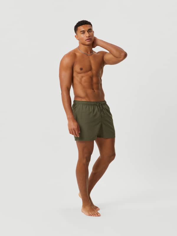 Borg Solid Swim Shorts i Beetle (Grøn) med løs pasform i genanvendt polyester, vist forfra på en model.