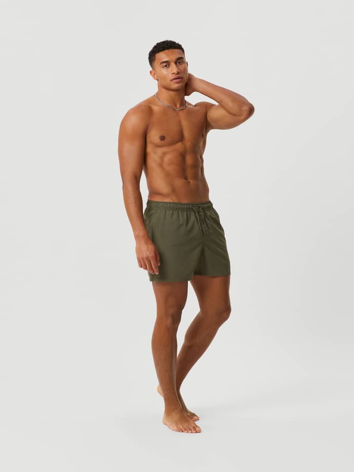 Borg Solid Swim Shorts in Beetle (Groen) met een wijdvallende pasvorm en trekkoord, getoond in vooraanzicht.
