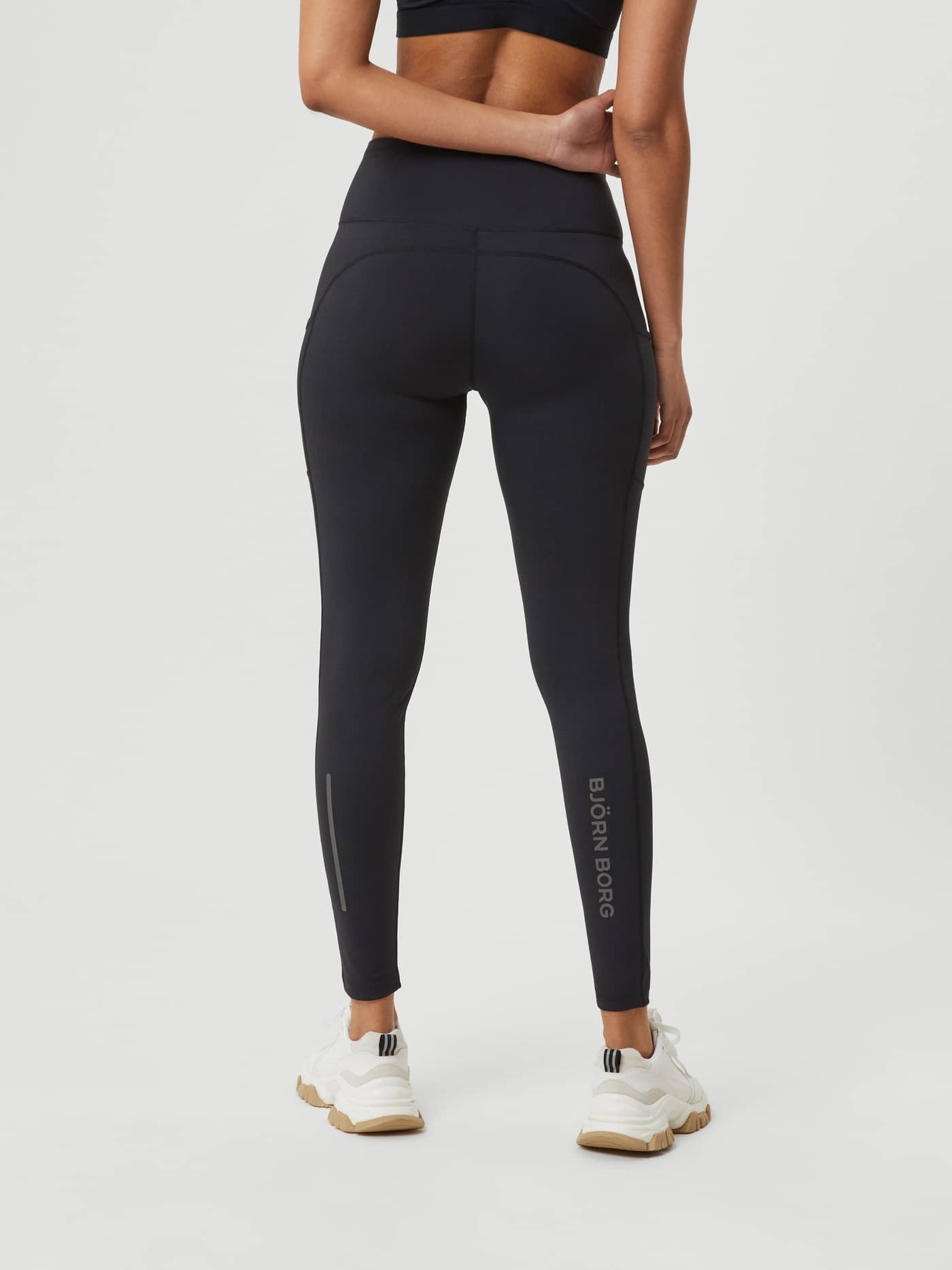 Bakside av Borg Running Tights i Black Beauty (Svart) med grå logo og refleksstriper, tettsittende passform til løping. - Image 3