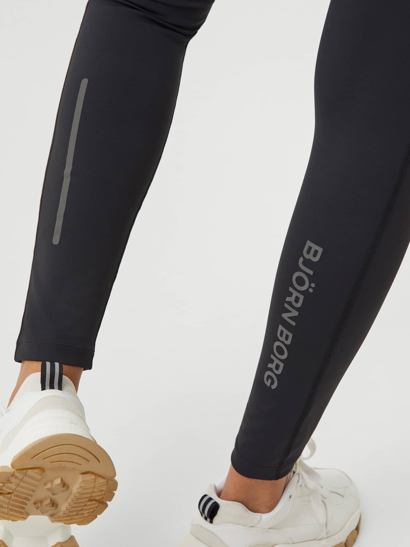 Borg Running Tights i Black Beauty (Svart) med grå logo og refleksstripe, løpetights med stilig passform og ytelse. - Image 6