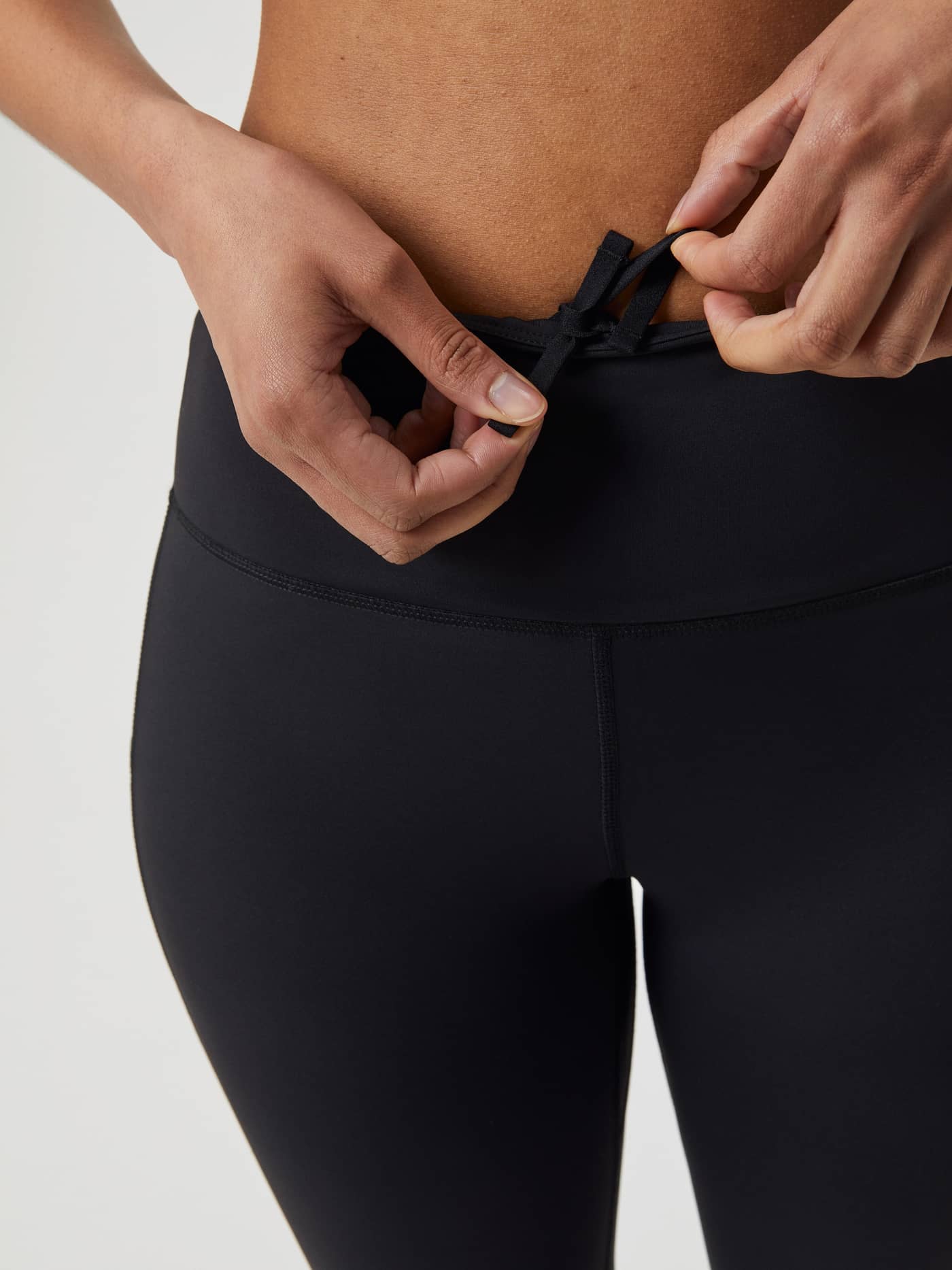 Borg Running Tights i Black Beauty (Svart) med justerbar trekksnor i linningen for optimal passform til løping. - Image 7