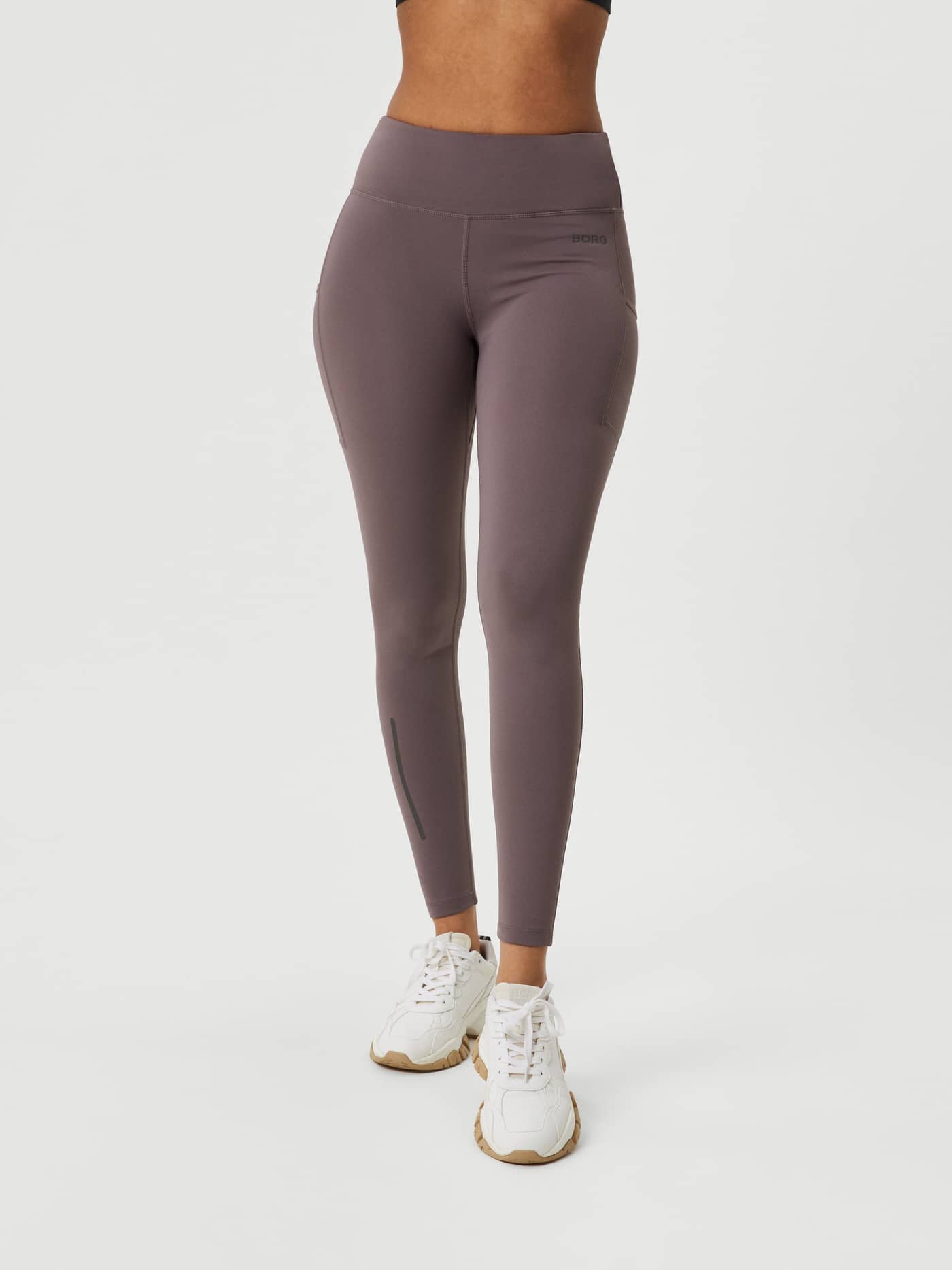 Borg Running Tights i Sparrow (Brun) sett forfra, slim fit løpetights med sidelommer og svart logo til trening. - Image 3