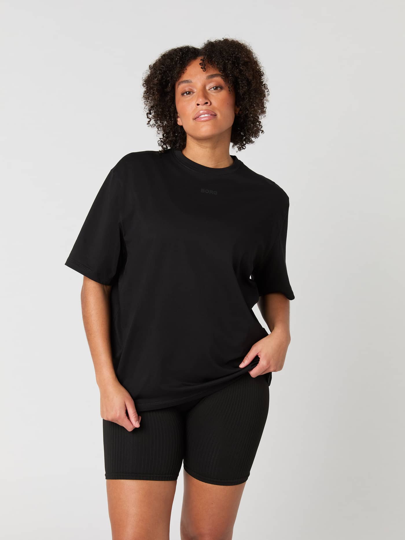 Vorderansicht des Models im Björn Borg Studio Oversized T-Shirt in Black Beauty (Schwarz) für einen stylishen Trainings-Fit. - Image 1