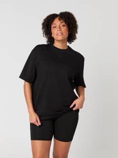 Front view of a woman wearing the Björn Borg Studio Oversized T-Shirt in Black Beauty (Black) for a stylish training fit. - Image 1
