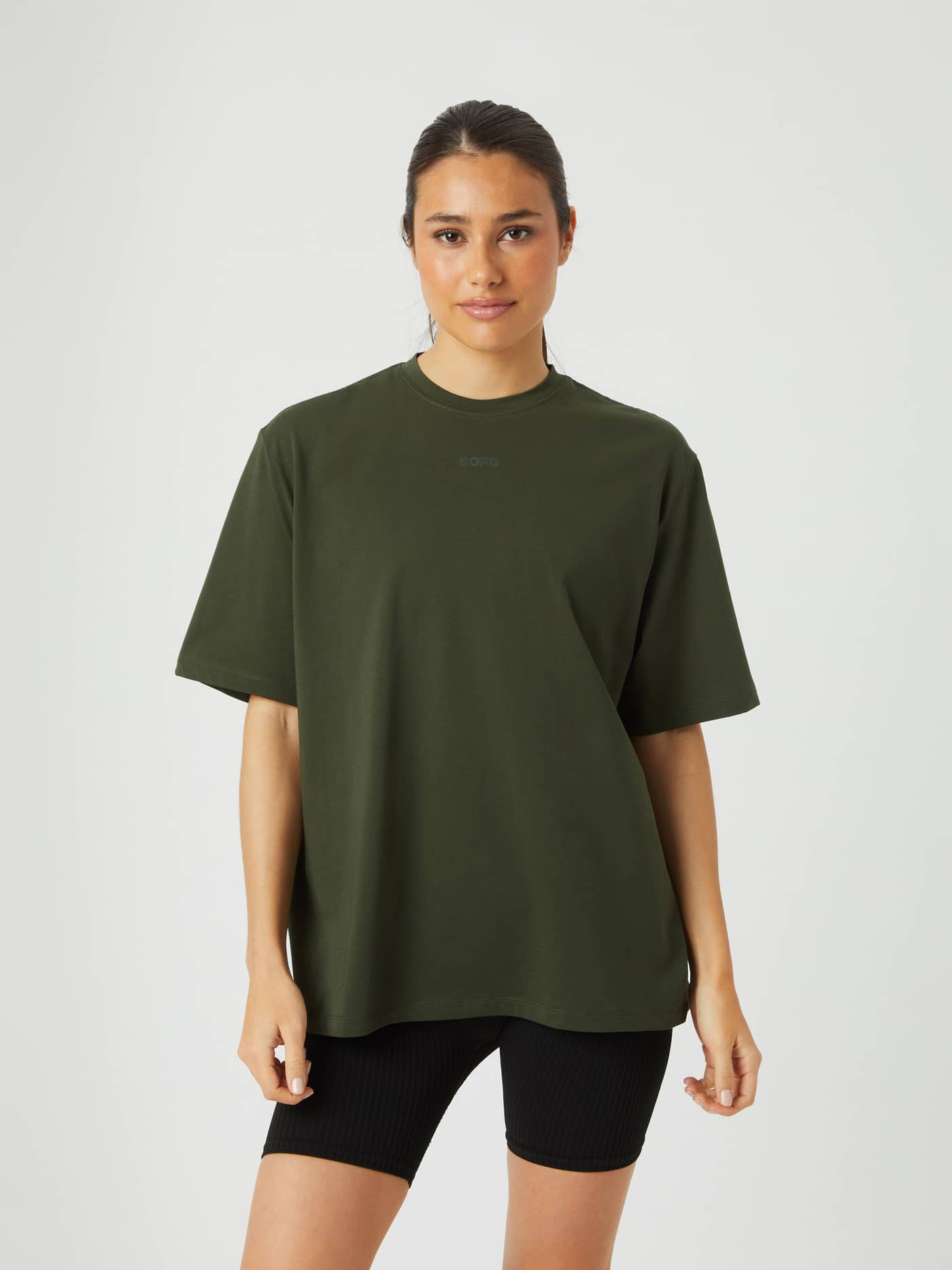 Studio Oversized T-Shirt in Duffel Bag (Groen) voor dames in vooraanzicht met een relaxte pasvorm voor training. - Image 1