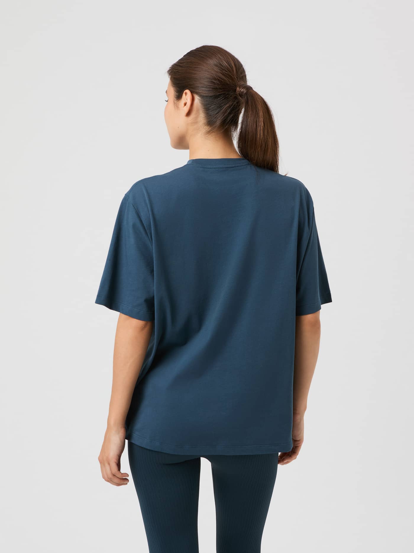 Vue arrière du Studio Oversized T-Shirt Midnight Navy (Marine) pour femme avec une coupe ample et décontractée. - Image 3