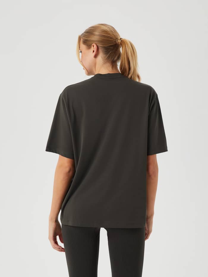 Studio Oversized T-Shirt in Peat (Groen) met een losse pasvorm voor training en vrije tijd, getoond in achteraanzicht. - Image 2