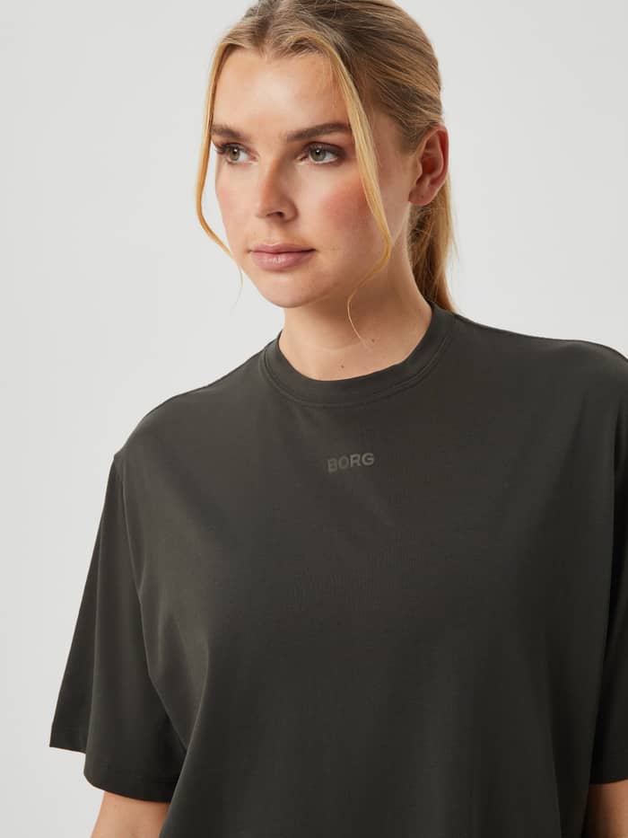 Studio Oversized T-Shirt in Peat (Groen) met een losse pasvorm en Borg-logo voor training, getoond in vooraanzicht. - Image 4