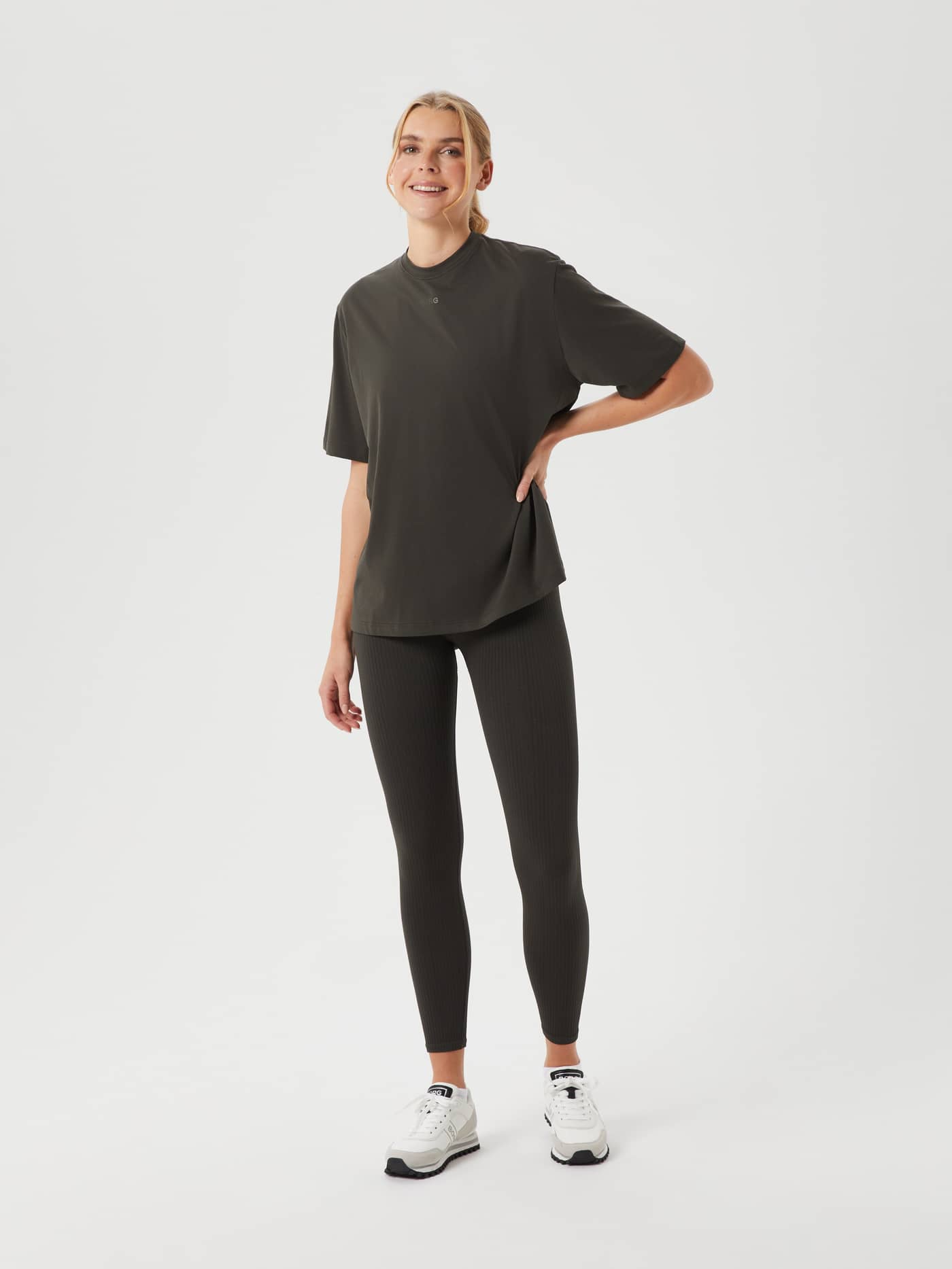 Full-body front view of a model in the Björn Borg Studio Oversized T-Shirt in Peat (Green) with a loose fit for training. - Image 3