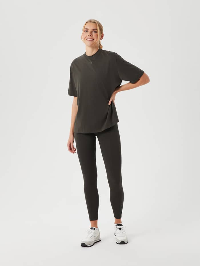 Björn Borg Studio Oversized T-Shirt in Peat (Groen) met een losse fit voor training, getoond in vooraanzicht. - Image 3