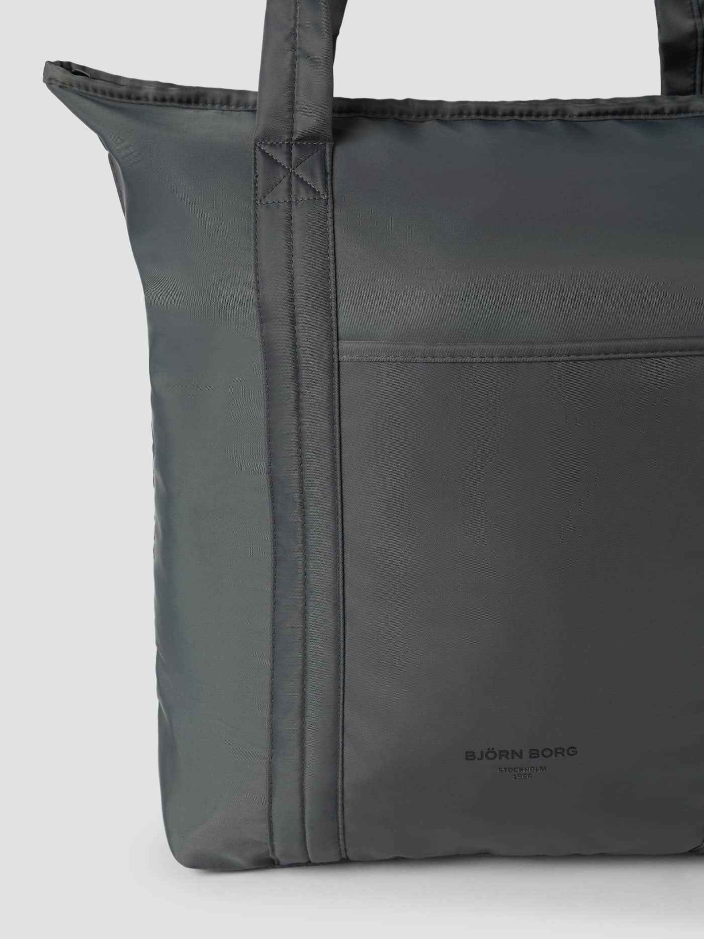 Detailed view of the Sthlm Leisure Shopper in Olive Night (Green) featuring recycled polyester and a black Borg logo. - Image 3