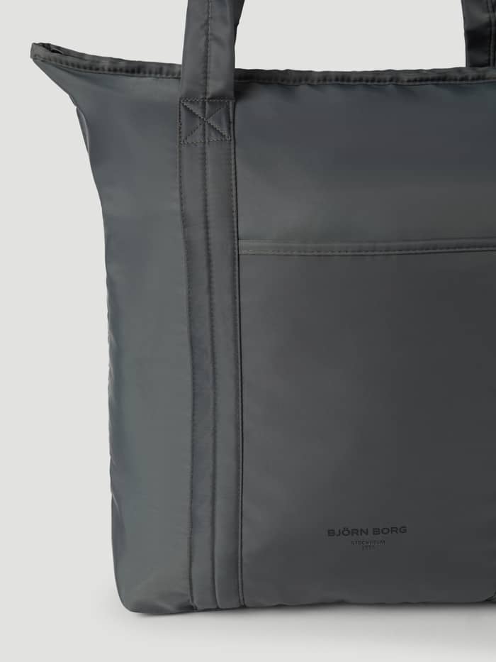 Detailed view of the Sthlm Leisure Shopper in Olive Night (Green) featuring recycled polyester and a black Borg logo. - Image 3
