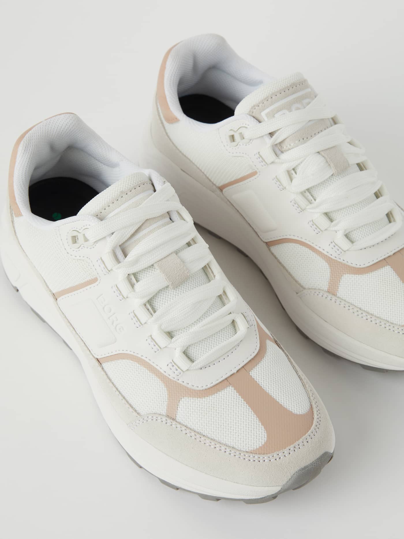 Women's Sneakers R1300 i Hvid set fra siden med en chunky sål og tekstilpaneler til stilfuld træning. - Image 2