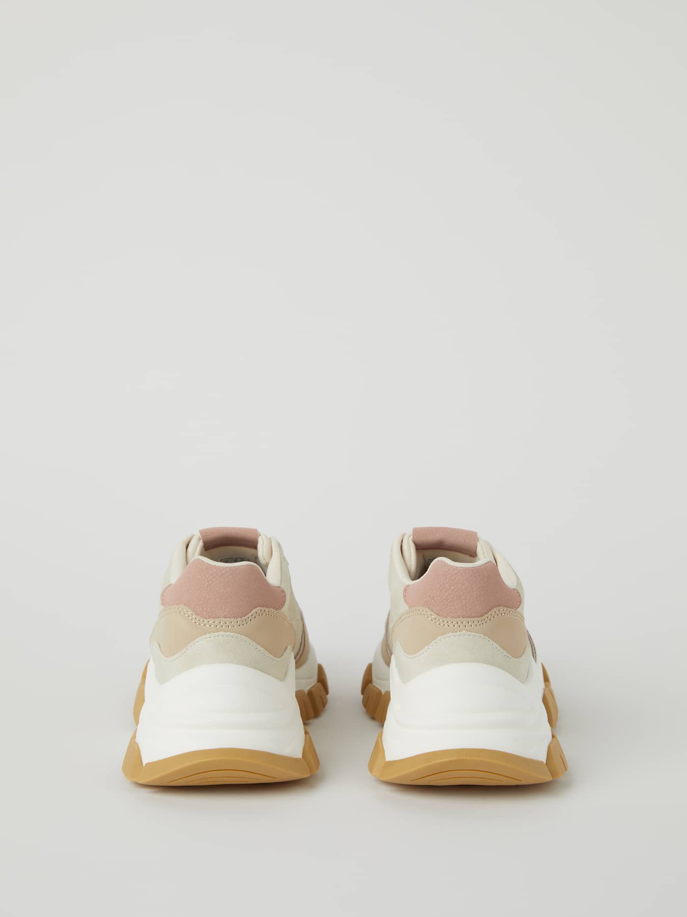 Back view of the Women's Sneakers R2600 in Beige, featuring a chunky sole and synthetic leather construction. - Image 3