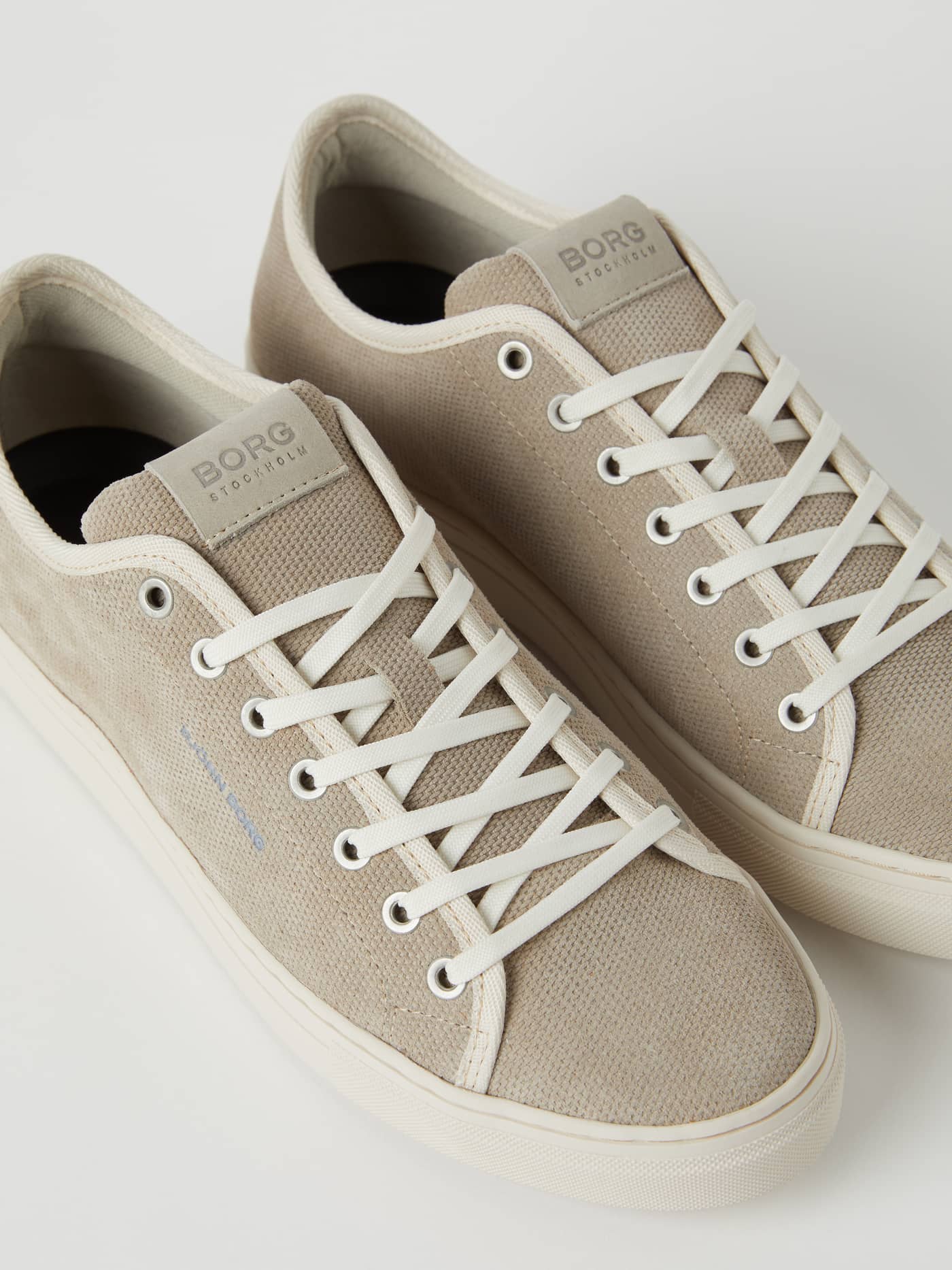 Vue diagonale des Sl100 Men's Sneakers en daim Sand (Beige) au design minimaliste avec des lacets blancs. - Image 3