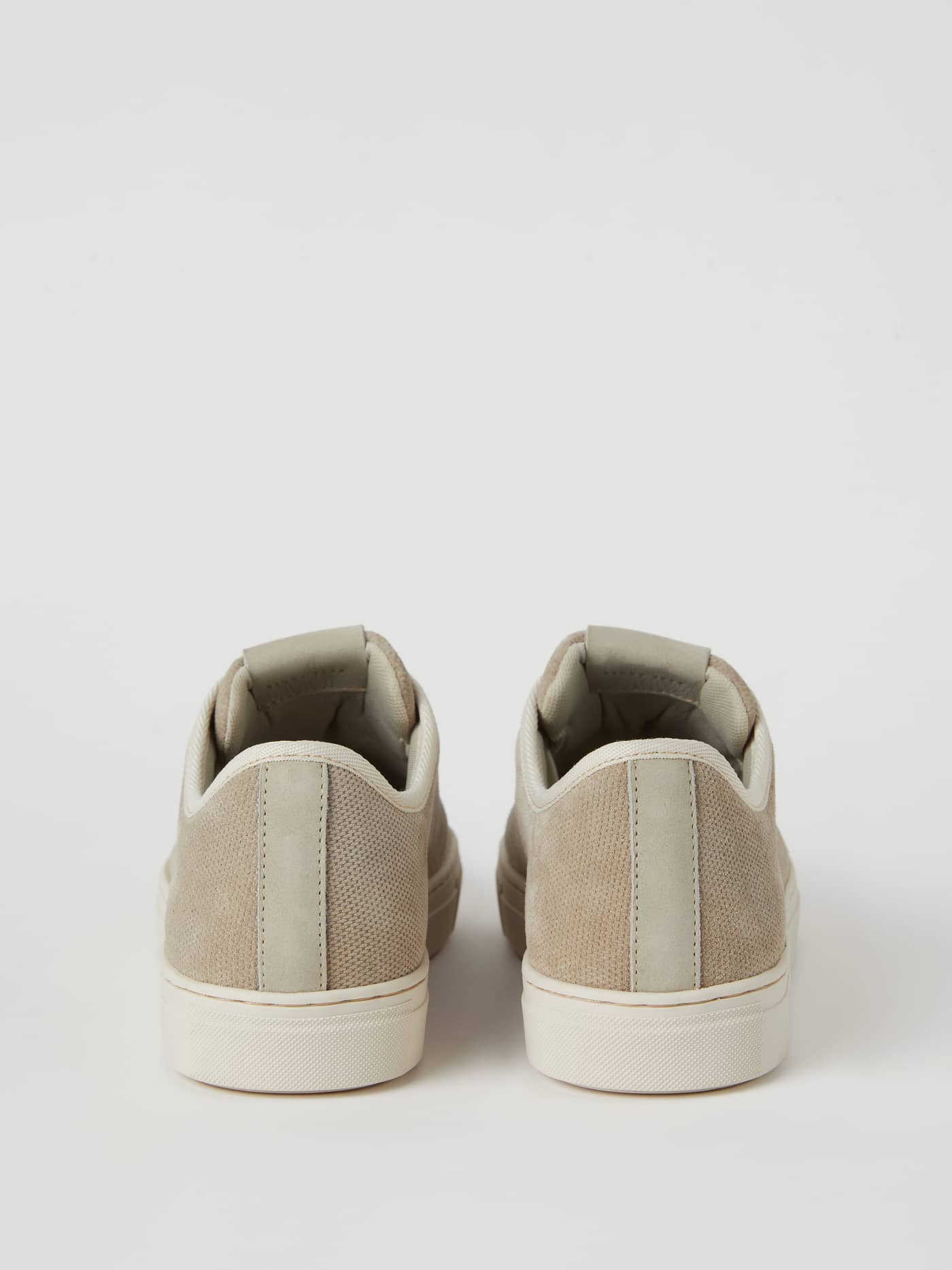Vue arrière des Sl100 Men's Sneakers en Sand (Beige) en daim premium au style scandinave minimaliste. - Image 2