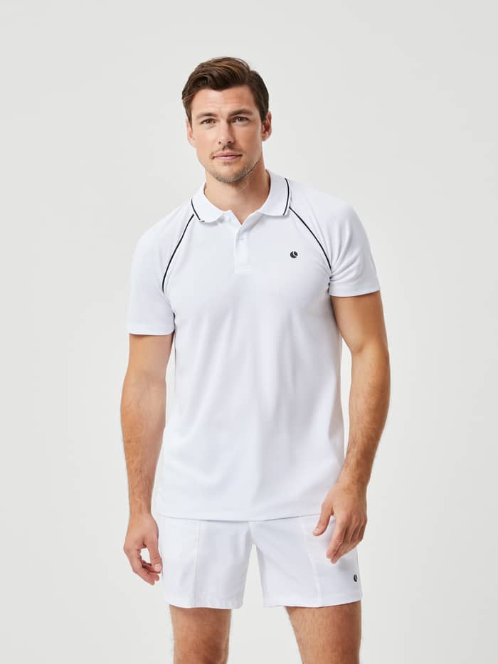 Ace Racquet Polo i Brilliant White (Hvid) set forfra med et sort logo, ideel til performance på tennisbanen.