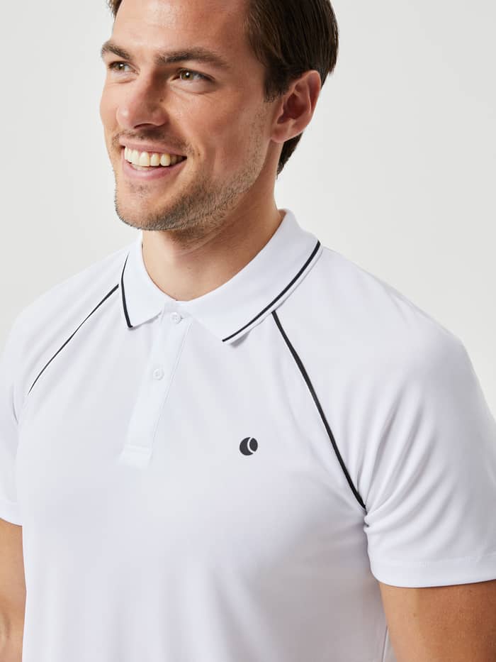 Man in de Ace Racquet Polo in Brilliant White (Wit) met een zwart tennislogo voor stijl en performance. - Image 5