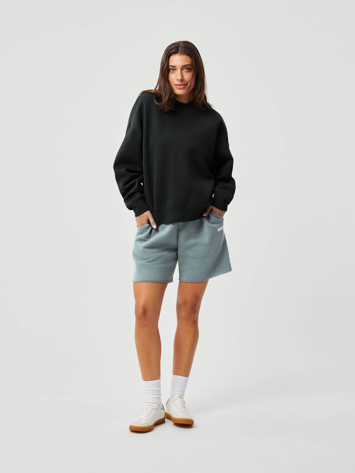 Studio Oversized Shorts i Gray Mist (Blå) med en avslappet, oversized passform, sett forfra. - Image 3