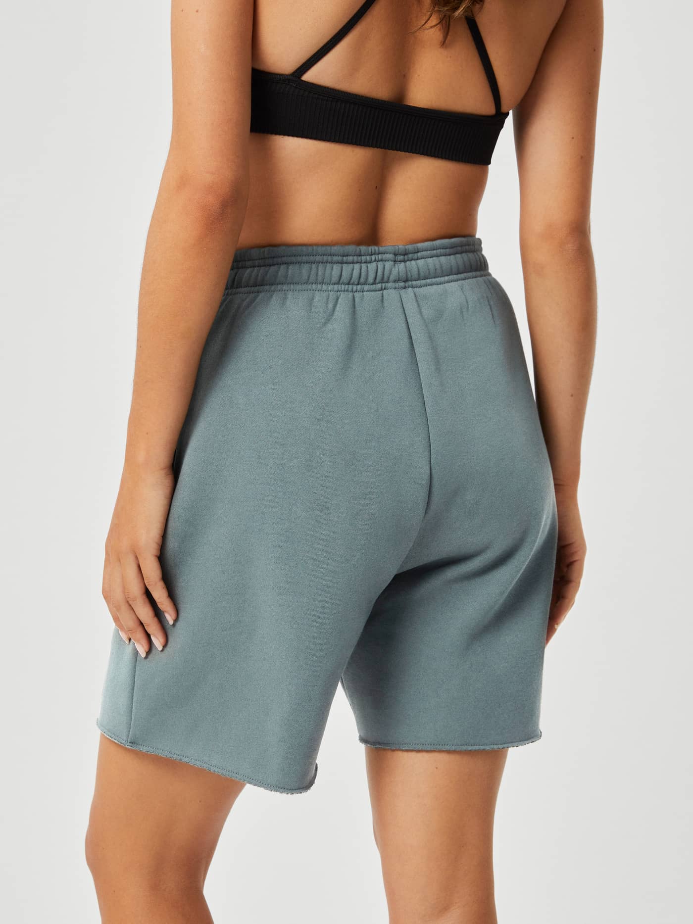 Studio Oversized Shorts i Gray Mist (Blå) sett bakfra, i et mykt materiale med høy midje og oversized passform. - Image 2