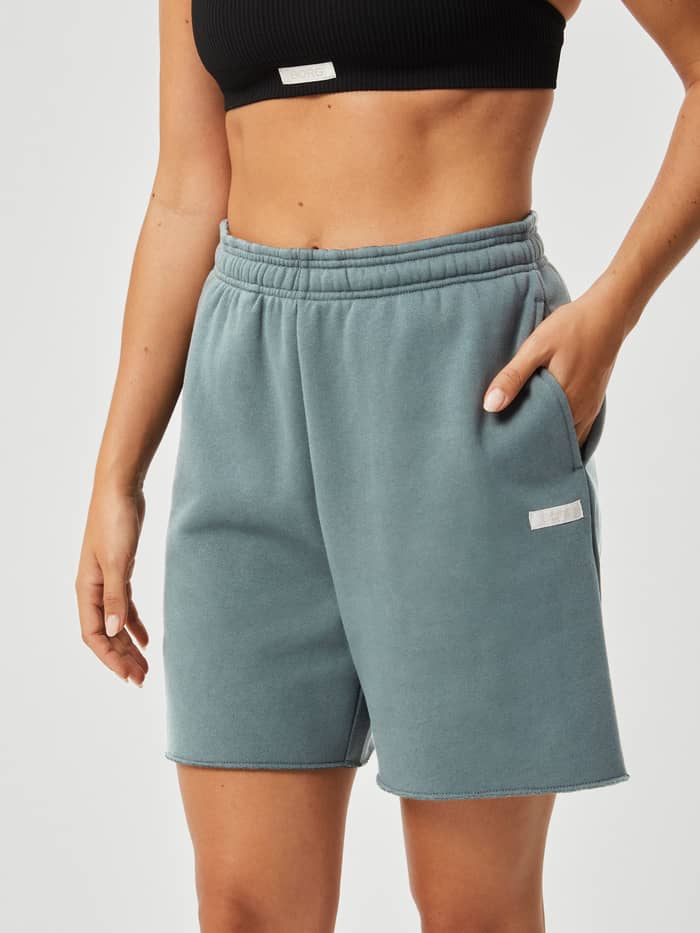 Vorderansicht der Björn Borg Studio Oversized Shorts in Gray Mist (Blau) mit hohem Bund und entspannter Passform.