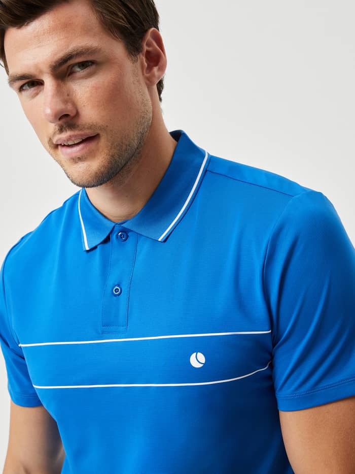 Närbild på en man i Ace Light Polo i Classic Blue (Blå), en ventilerande tennispiké för prestation på banan.