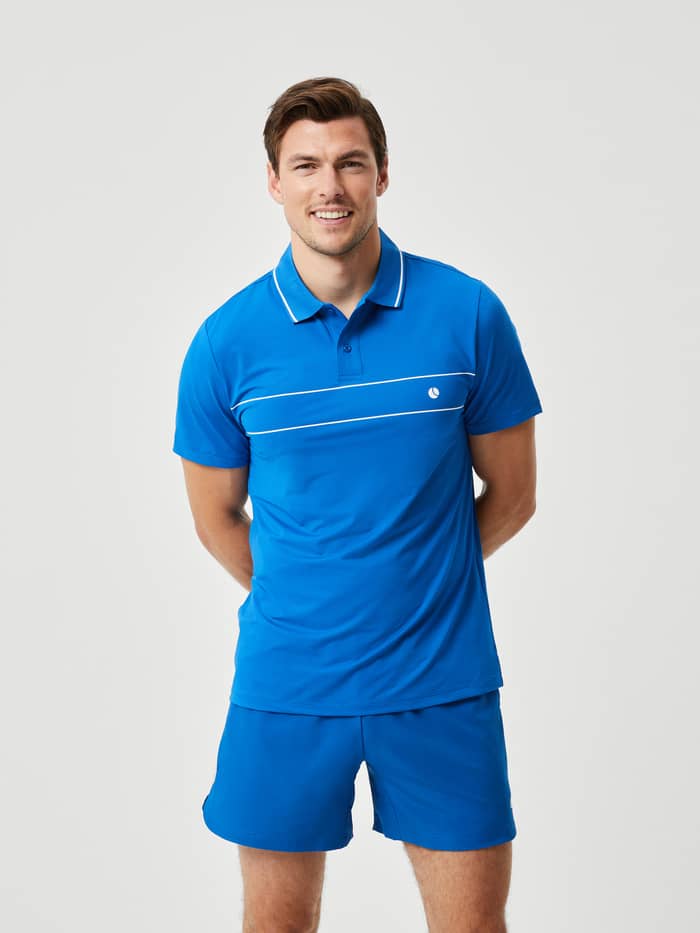 Ace Light Polo i Classic Blue (Blå) set forfra på en mand, ideel til stil og performance på tennisbanen.